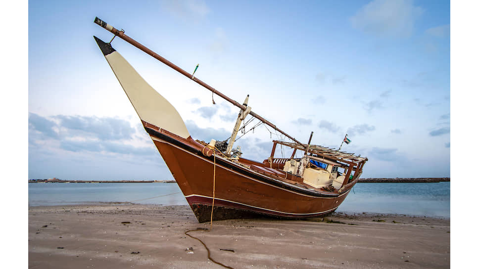 Традиционная арабская лодка дау на пляже 