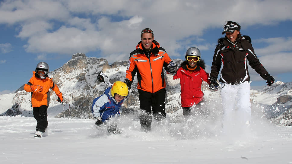 Семья горнолыжников в Доломитах