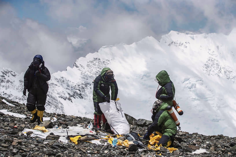 Сбор мусора на Эвересте в рамках программы Bally Peak Outdoor