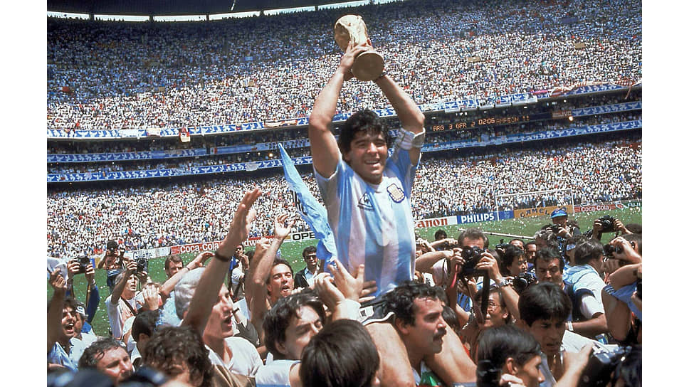 «Я чувствовал телом, сердцем, душой, что я переживаю самый прекрасный момент моей карьеры, самый прекрасный… 29 июня 1986 года, стадион "Ацтека", Мексика; эти дата и место отмечены на моей коже. Кубок мира в моих руках» (Диего Марадона, «Я — Диего»)