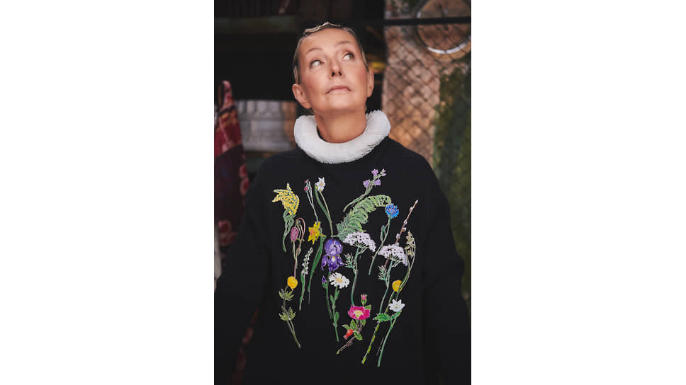 Татьяна Полякова в брошах из собственной ювелирной коллекции «Гербарий Татьяны Поляковой», созданной в сотрудничестве с «Русскими самоцветами»