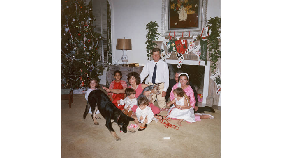 Президент США Джон Ф. Кеннеди с супругой Жаклин Кеннеди и членами семьи в Белом доме, 25 декабря 1962 года