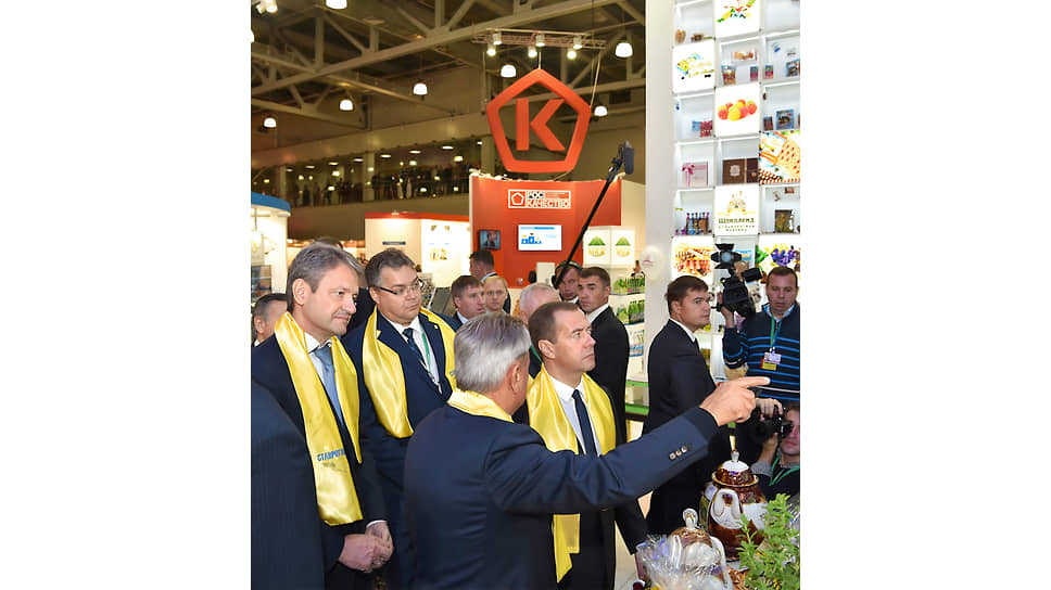 Председатель правительства Дмитрий Медведев и сотрудники «Роскачества»