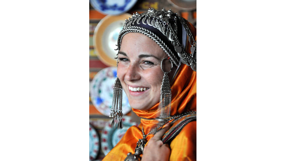 Жительница села Кубачи в традиционном костюме