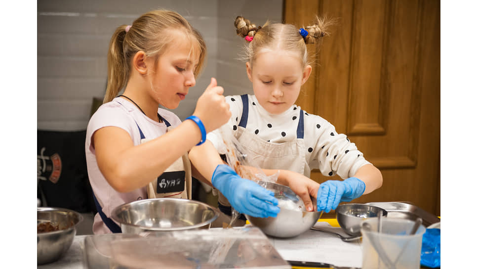 Во время занятий в кулинарной школе Novikov School