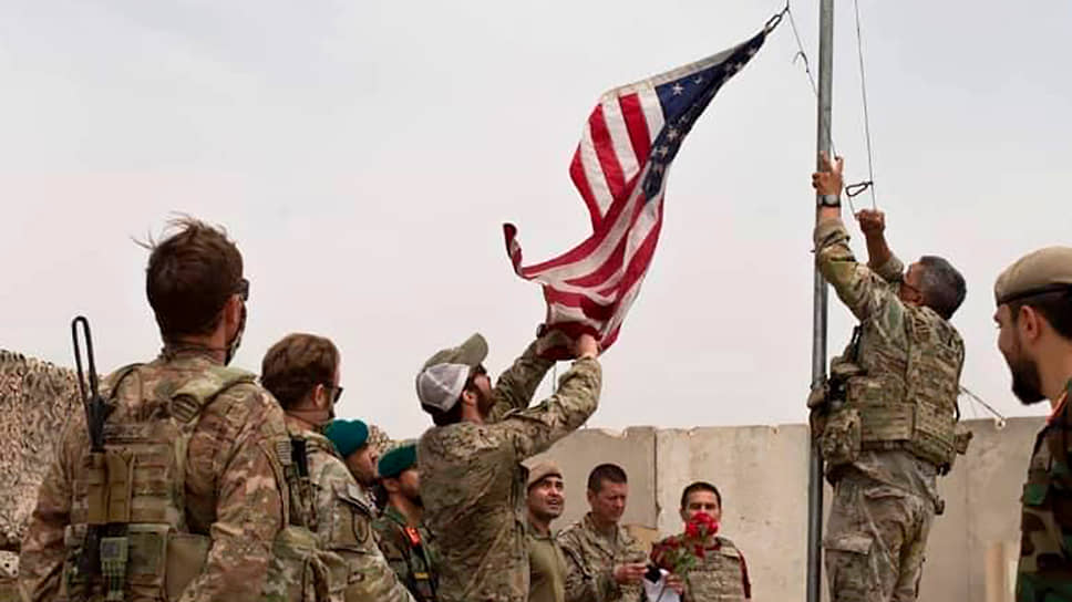 Американские военные спускают флаг во время церемонии передачи власти Афганской национальной армии. 2 мая 2021 год