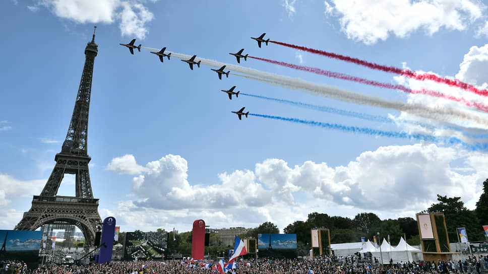 Пилотажная группа Patrouille de France во время трансляции закрытия Олимпийских игр в Токио