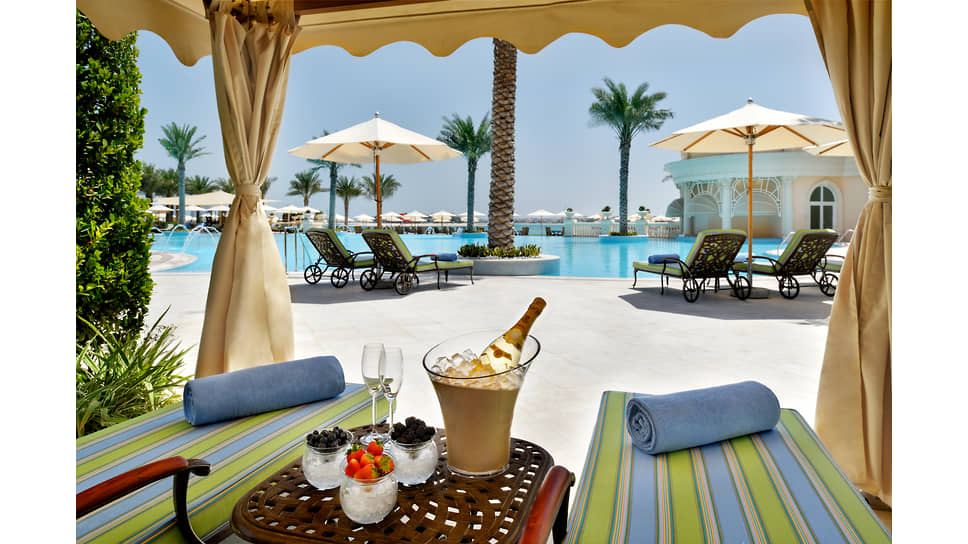 На пляже отеля Raffles The Palm Dubai