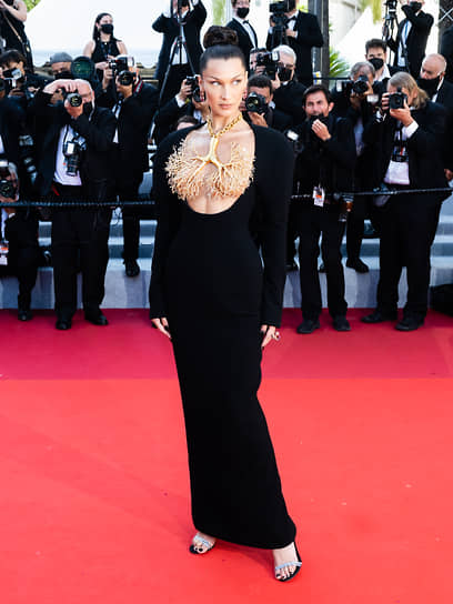 Модель Белла Хадид в платье и золотом колье-бронхах Schiaparelli на Каннском кинофестивале, 2021 год