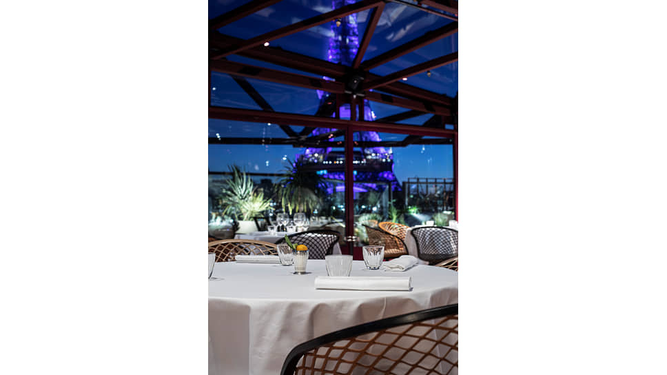 Вид на Эйфелеву башню из ресторана Les Ombres