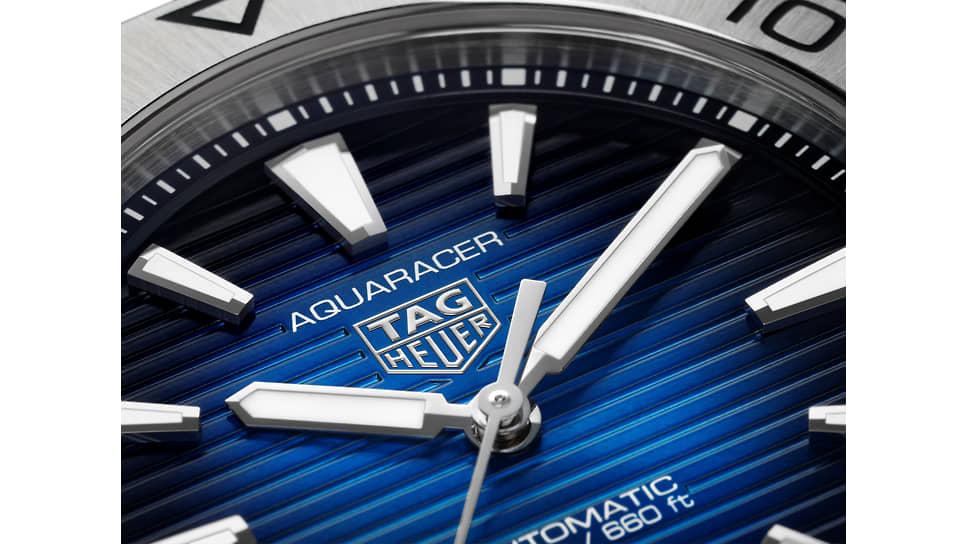 Темно-синий циферблат с дымчатой отделкой TAG Heuer Aquaracer Professional 200