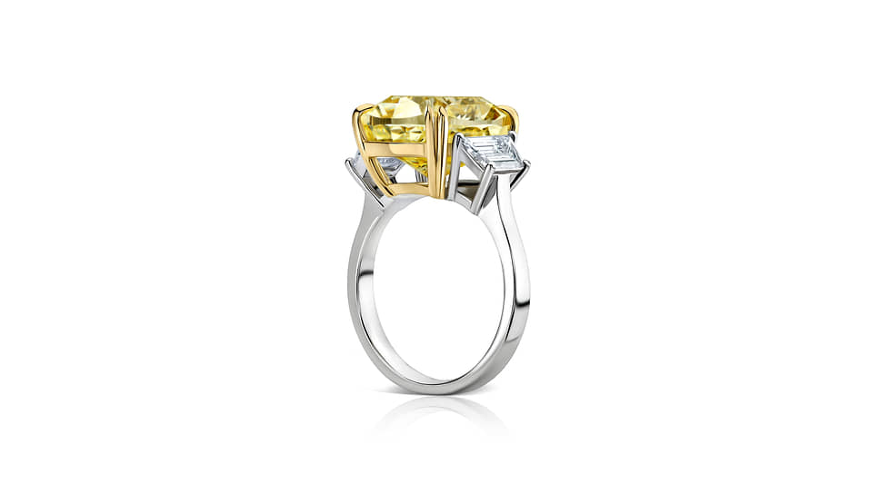 Кольцо, белое и желтое золото, желтый бриллиант огранки «кушон» (10,12 карата) и бесцветные бриллианты