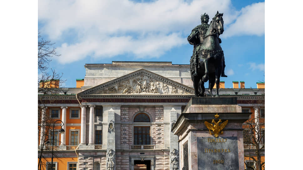 Конный монумент Петру Великому, установленный перед Михайловским замком. Скульптор — Бартоломео Карло Растрелли