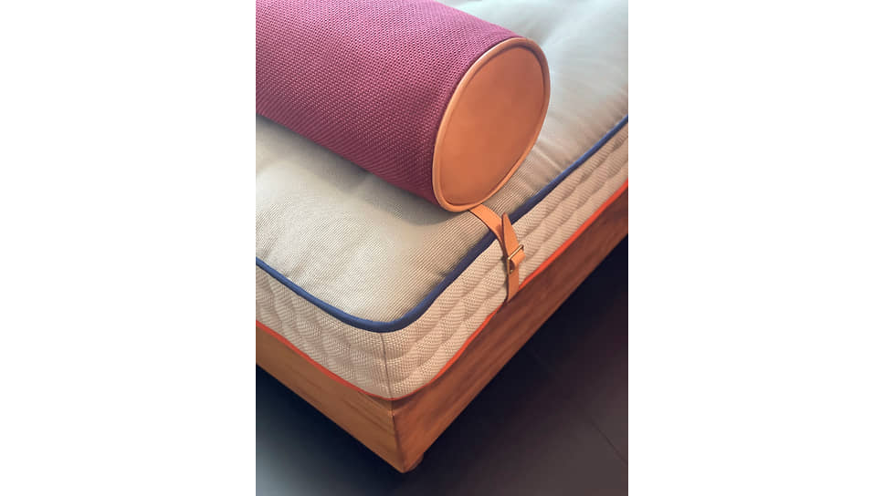 Кровать-шезлонг Tangram с «умным» многослойным матрасом Midsummer Milano, обивка Loro Piana Interiors