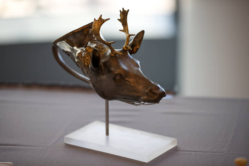 Ритон (сосуд для питья) в форме головы оленя, возраст которого составляет около 2400 лет, оцененный в $3,5 млн, Стейнхардт приобрел, предположительно, незаконным путем. Он был
возвращен в Турцию, откуда когда-то был украден