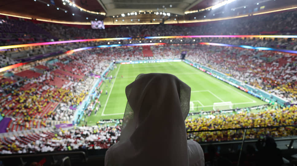 Зрительница во время матча Чемпионата мира по футболу в Катаре