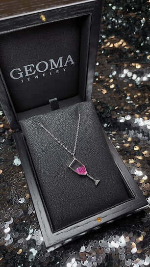 Подвеска из коллекции Cheers от российского ювелирного бренда Geoma Jewelry