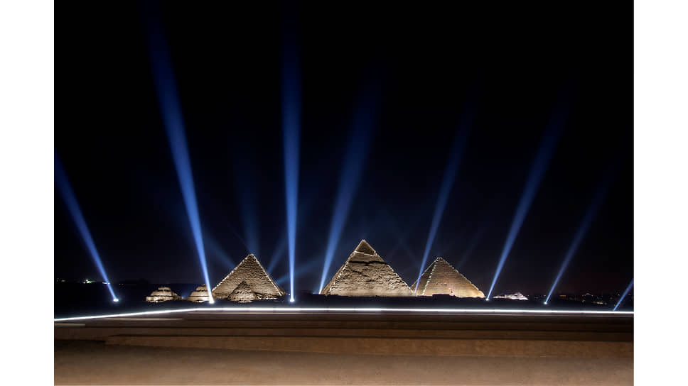 Сет-дизайн фешен-показа Dior Pre-Fall 2023 на фоне пирамид Гизы