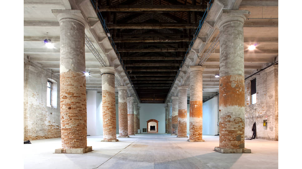 В одном из залов Международной архитектурной биеннале в Венеции 