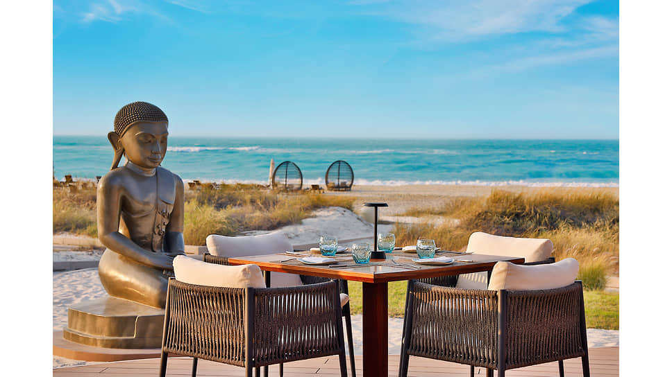 На территории отеля The St. Regis Saadiyat Island Resort