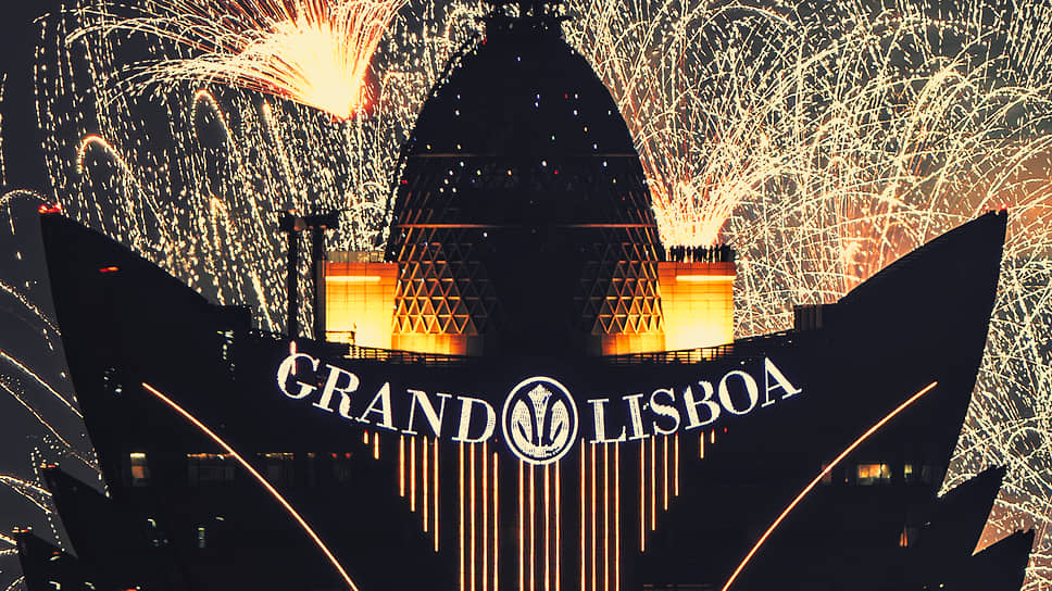Фейерверк в честь китайского Нового года над отелем Grand Lisboa