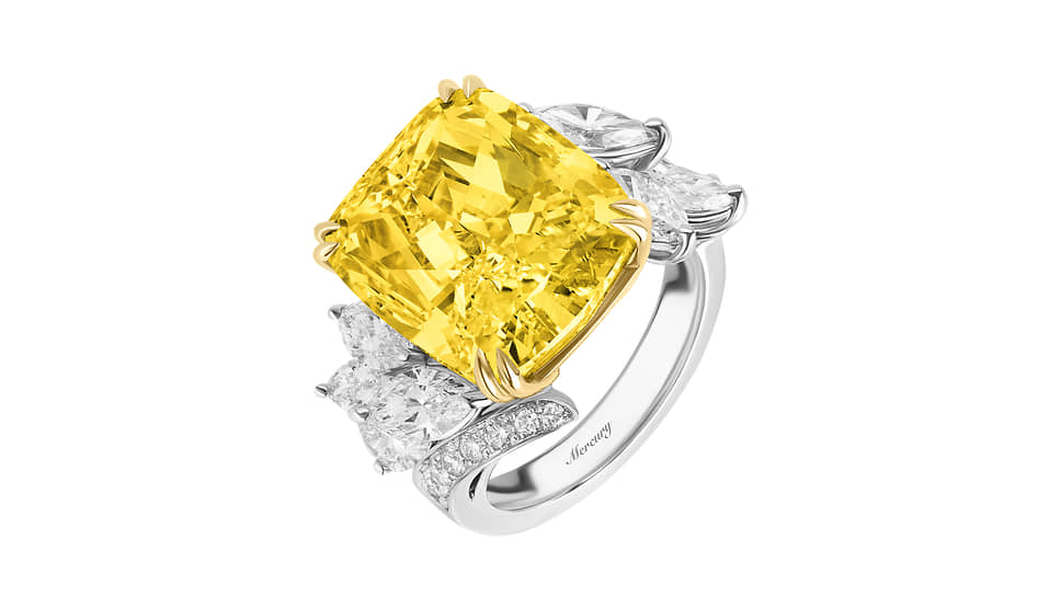 Кольцо из белого и желтого золота с желтым бриллиантом огранки «подушка» весом 15,5 карата и бесцветными бриллиантами