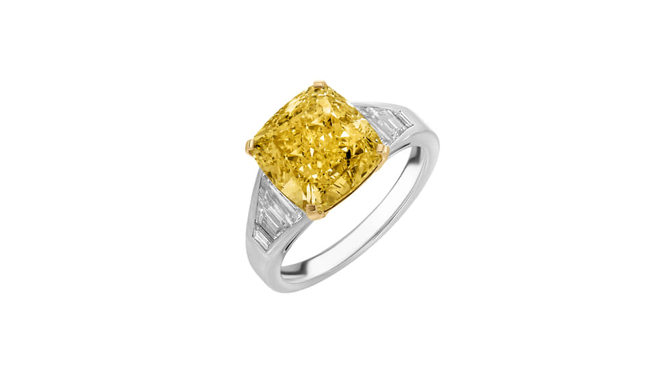 Кольцо из белого и желтого золота с желтым бриллиантом весом почти 7 карат и бесцветными бриллиантами
