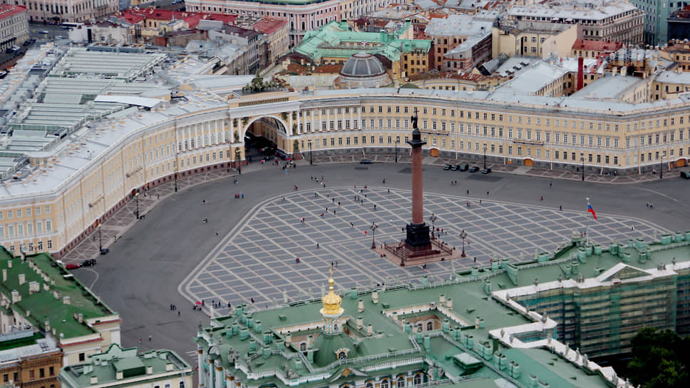 Здание Главного штаба на Дворцовой площади в Санкт-Петербурге. В нем находилась квартира семьи Ламанских, в которой Евгений Ламанский появился на свет
