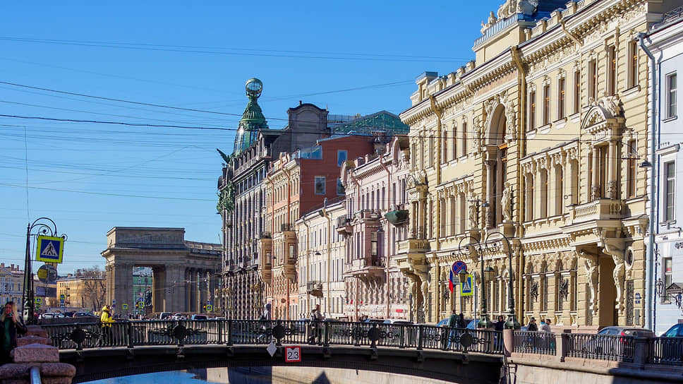 Здание Санкт-Петербургского общества взаимного кредита (на фото справа)