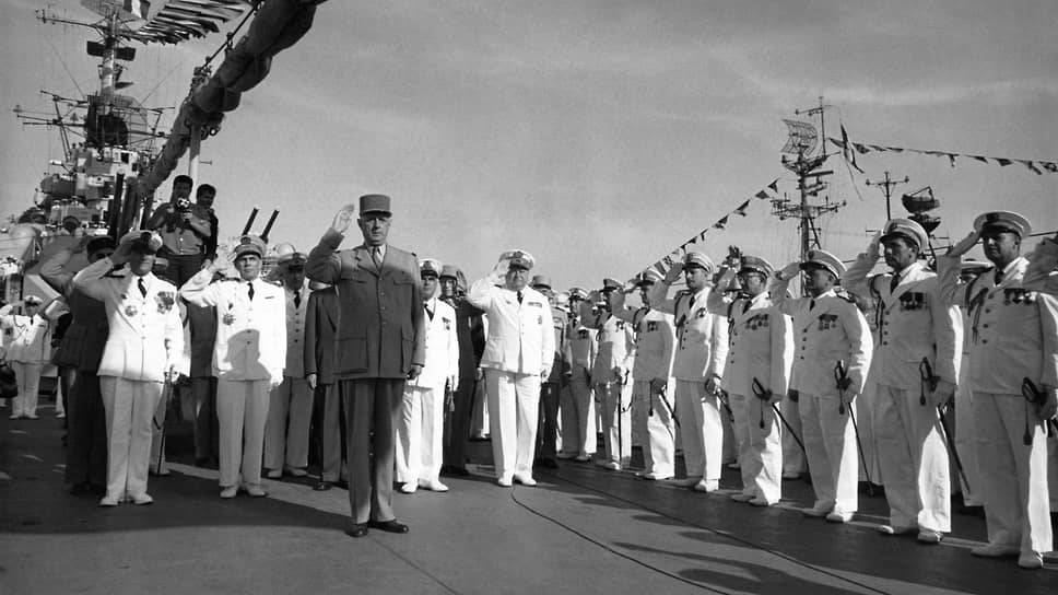 Шарль де Голль на борту крейсера ВМС Франции Colbert, который не совершал поход в США с грузом наличных долларов и не вывозил из США груз золота