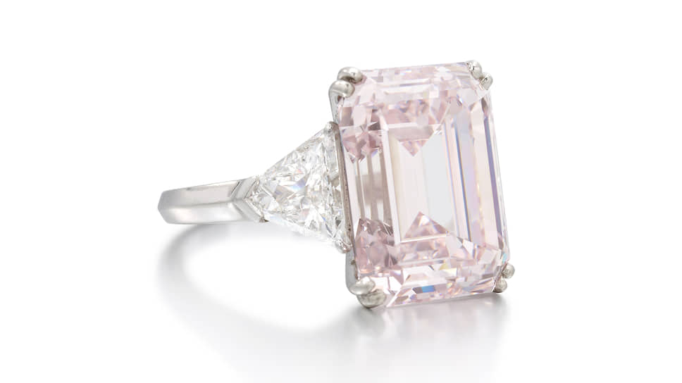 Кольцо с розовым бриллиантом весом 12,52 карата. Продано на аукционе Sotheby’s Magnificent Jewels за $3,24 млн при эстимейте $563–900 тыс.