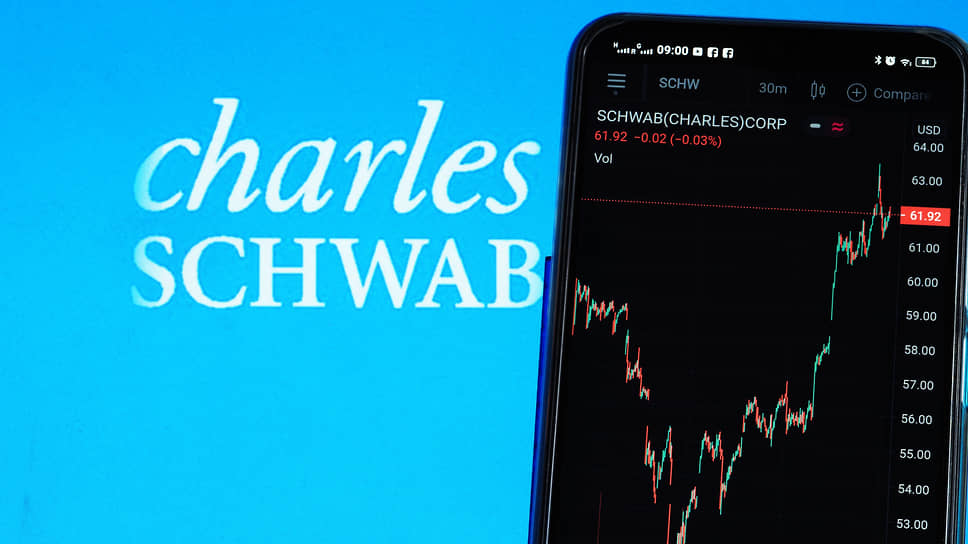 В 2011 году Charles Schwab дала своим клиентам возможность проводить операции с ценными бумагами со смартфона