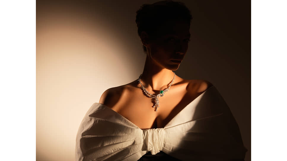 Колье Parure Atelier «Наследие» из белого золота с бриллиантами и колумбийским изумрудом огранки «сахарная голова» весом 9,98 карата