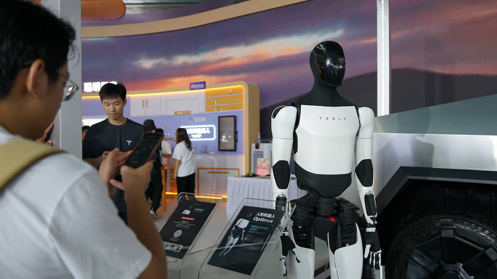 Гуманоидный робот Optimus компании Tesla. Илон Маск прогнозирует, что роботы в будущем будут приносить компании 80% дохода