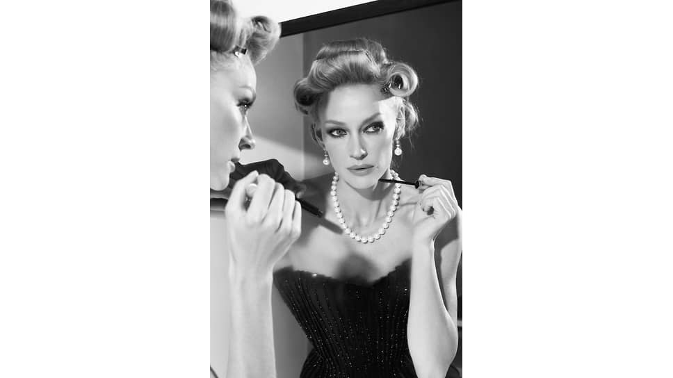 На Светлане Ходченковой колье из белого золота с 39 жемчужинами (общим весом 82,77 грамма) и серьги из белого золота с двумя жемчужинами (общим весом 4,51 грамма) и бриллиантами (общим весом 3,407 карата)