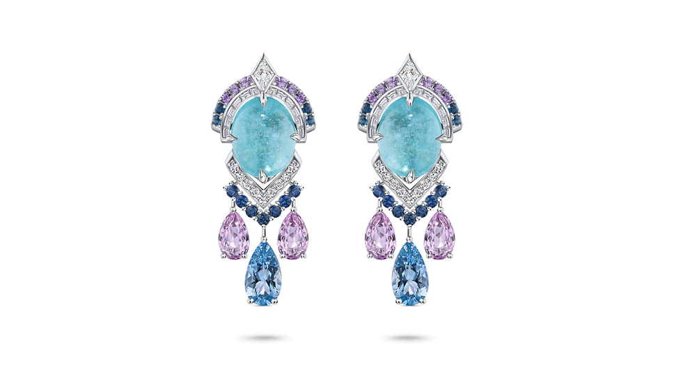 ...серьги из белого золота с турмалинами параиба (32,44, 11,49 и 10,96 карата), кунцитами, аквамаринами, сапфирами и бриллиантами