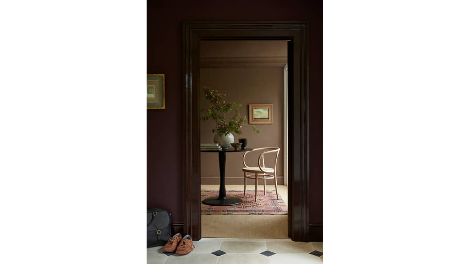 Стены — Cordoba 277, Purple Brown 8, потолок и карниз — Scullery 318