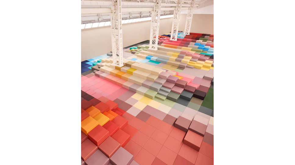 Fendi, SS26, сет-дизайн Марк Ньюсон