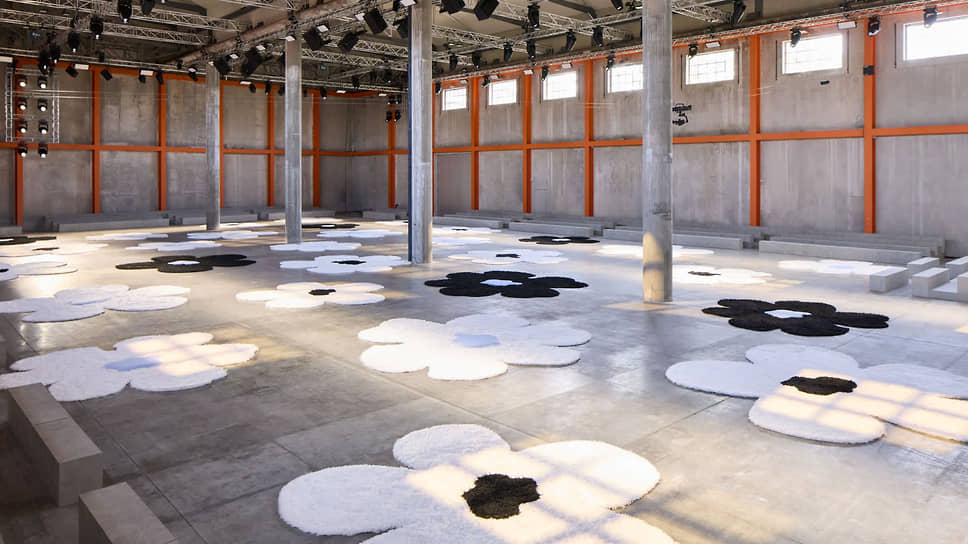 Prada, SS26, комплекс Fondazione Prada, Милан, бюро AMO