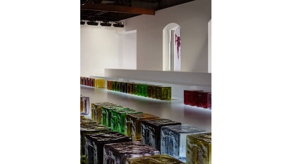 Bottega Veneta, SS26, табуреты, муранское стекло, студия 6:AM