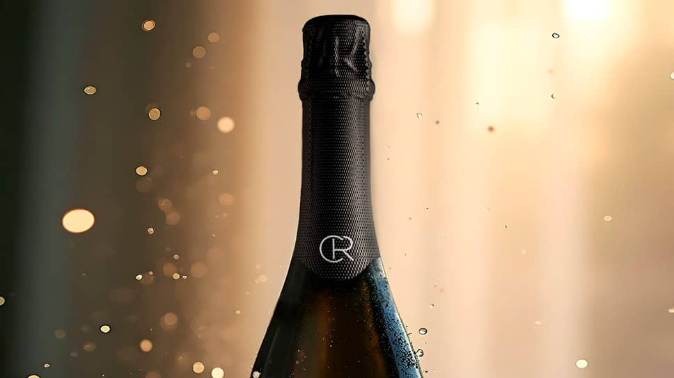 Все вина «Скалистого Берега» оформлены изображениями животных и растений, однако этикетки новой линейки игристых выделяются и на их фоне. Для «Блан де Блан» выбрали магнолию, для «Блан де Нуар» — гардению