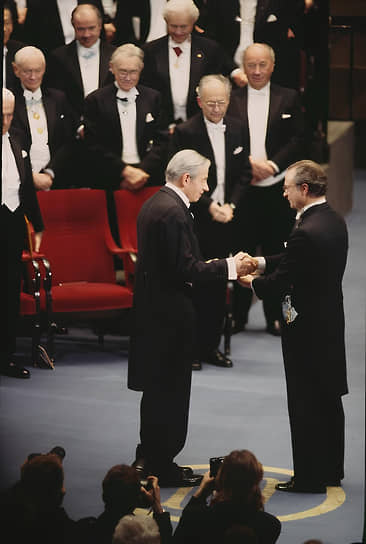 Джон Нэш получает награду от его величества короля Швеции Карла XVI Густава на церемонии награждения в Стокгольмском концертном зале 10 декабря 1994 года