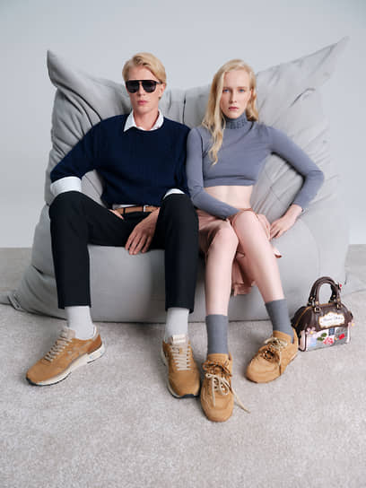 На девушке: водолазка Iceberg, платье Principe di Bologna, сумка Braccialini, кеды Anna Rachele; на молодом человеке: свитер, рубашка и брюки — Principe di Bologna, ремень Baldinini, очки Tom Ford, кроссовки Premiata