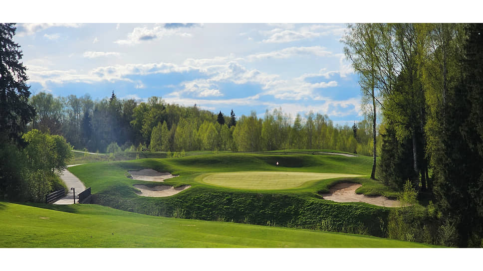 Вид на поле для гольфа