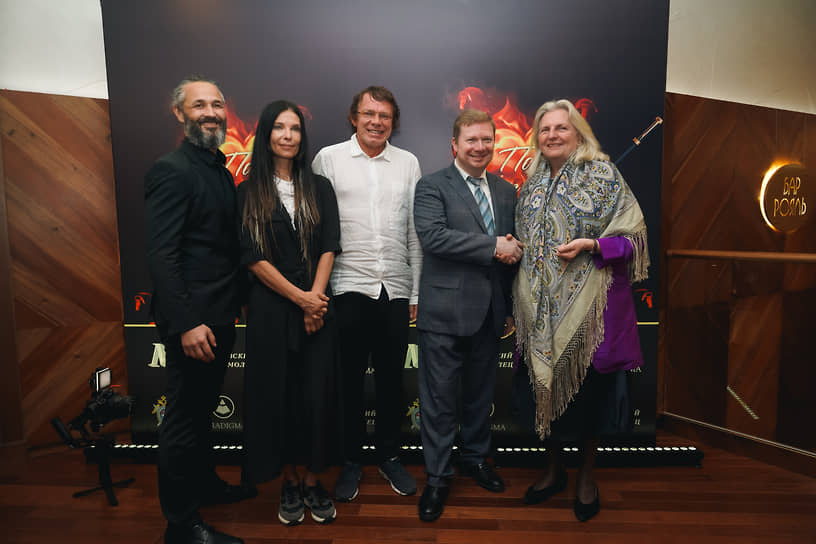 Слева направо: продюсер Михаил Скигин, военкор Анастасия
Михайловская, музыкант Сергей Бугаев-Африка,
политолог Дмитрий Суслов, руководитель
политологического научно -исследовательского
центра G.O.R.K.I. при СПбГУ Карин Кнайсль