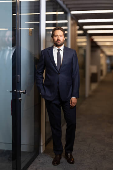 Специализируется на сложных трансграничных процессах, консультирует по вопросам международного торгового права и иностранных инвестиций. Входит в список ведущих юристов России по версии «Коммерсанта» и «Право.ру-300». Член Адвокатской палаты Санкт-Петербурга. Член правления Российской арбитражной ассоциации