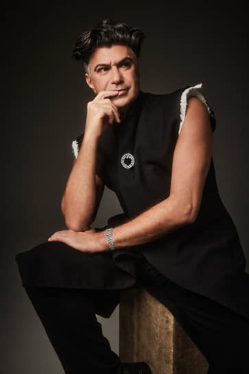 На Николае Цискаридзе жилет Carol Christian Poell; брюки 12 Storeez;
брошь «Коронация»,
белое золото, бриллианты,
жемчуг, Posié;
браслет «Опера»,
белое и желтое золото,
бриллианты, Posié