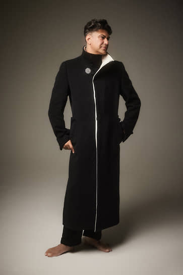 Пальто Carol Christian Poell; брюки Аttachment; брошь «Опера», белое золото, бриллианты, Posié