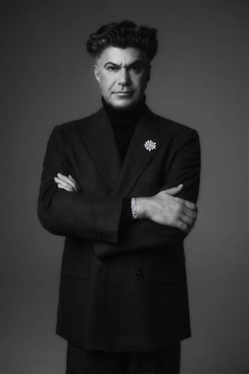 Пиджак 12 Storeez; брошь-подвеска «Веера», белое золото, бриллианты, Posié;  браслет «Коронация», белое золото, бриллианты, Posié