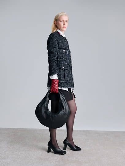 Шерстяной жакет
и рубашка из хлопка
Seafarer, шерстяная
юбка Forte dei Marmi
Couture, кожаные
перчатки Merola Gloves,
кожаные сумка и туфли
Vic Matie, No One